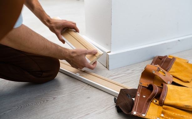 Cutting skirting board